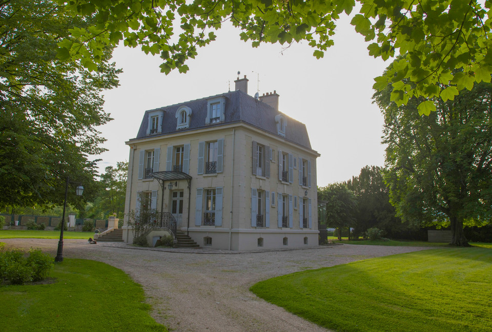 Paris-country-mansion