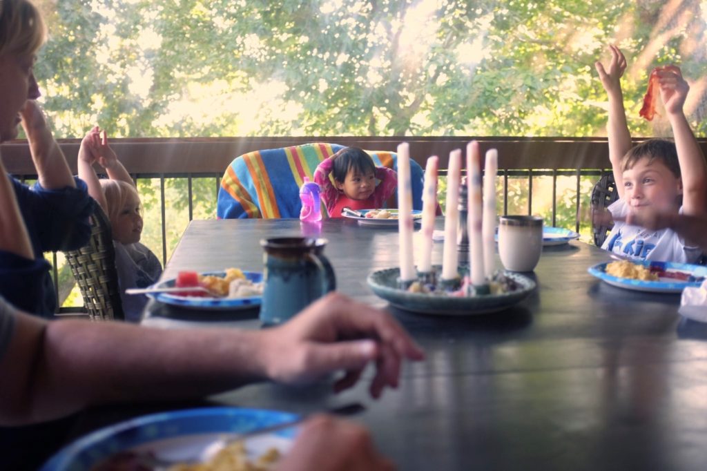 kids-playing-at-dinner-table