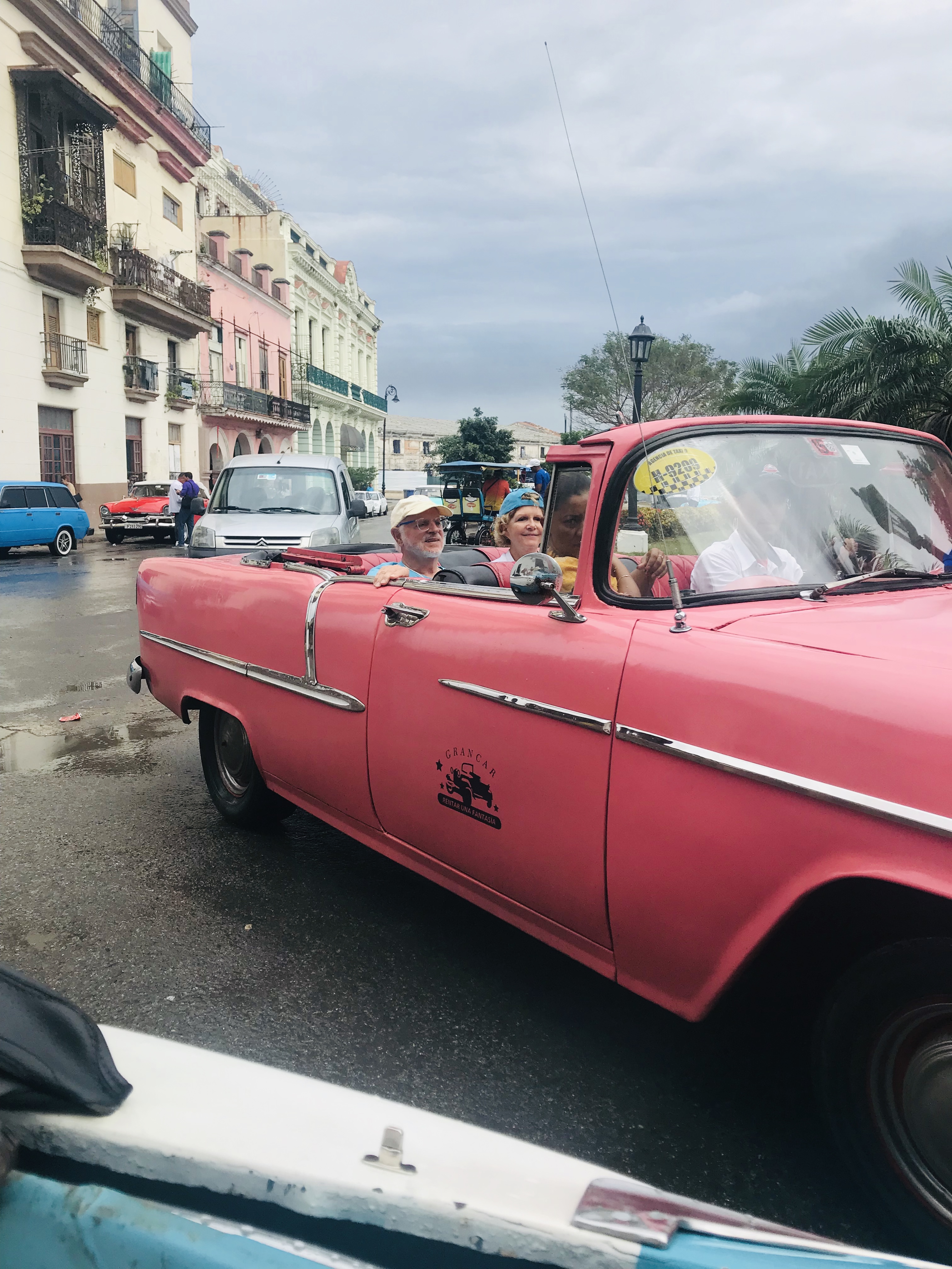 THIRDHOME Mitglieder, die in einem kubanischen Oldtimer fahren
