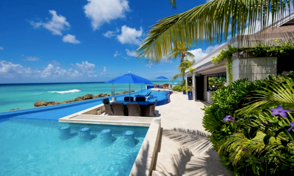 Jamaican Beach Front Villa, piscina con vista al océano.